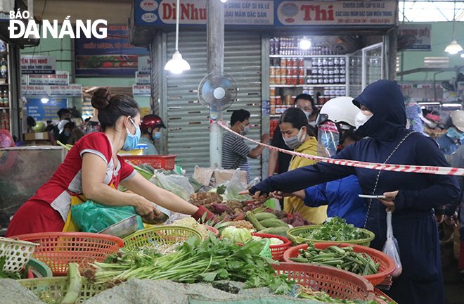 The number of people visiting local markets is very high in the morning of August 13. Photo taken at Dong Da market. Photo: VAN HOANG