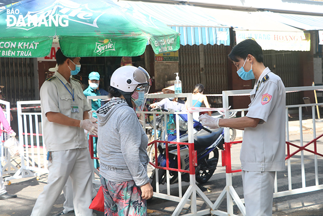 The urban order forces of Thuan Phuoc Ward, Hai Chau District are on duty to supervise the flow of shoppers entering the Dong Da Market. Photo: VAN HOANG