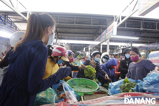 There is a high consumption of fruit and vegetables, meat and fish, August 13. Photo taken at Con Market in Hai Chau District by VAN HOANG