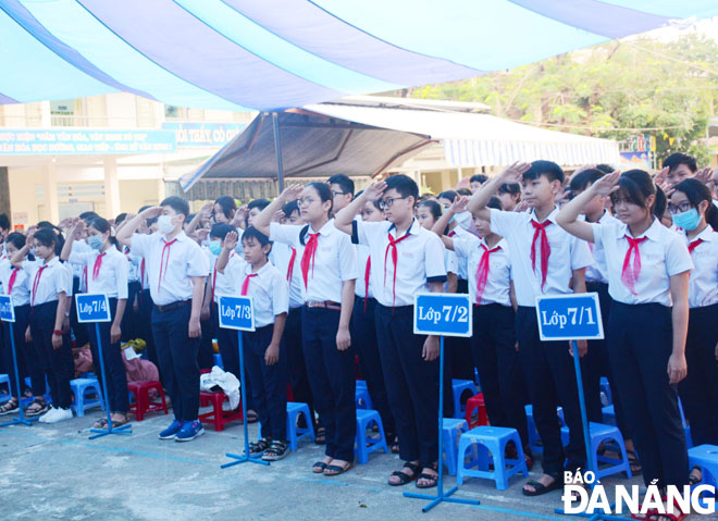 Students of Nguyen Luong Bang Junior High School attending Mondays flag ceremony. (Photo was taken before COVID-19 resurgence) Photo: TRONG HUNG