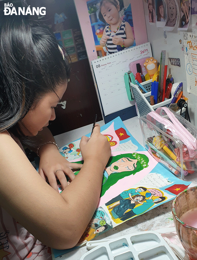 Lữ Như Minh Minh (SN 2010, ngụ quận Hải Châu) tranh thủ vẽ tranh sau giờ học online. (Ảnh do nhân vật cung cấp)	