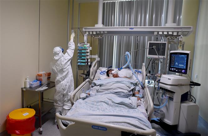 Điều trị cho bệnh nhân nhiễm COVID-19 tại Saint Petersburg , Nga. Ảnh: AFP/TTXVN