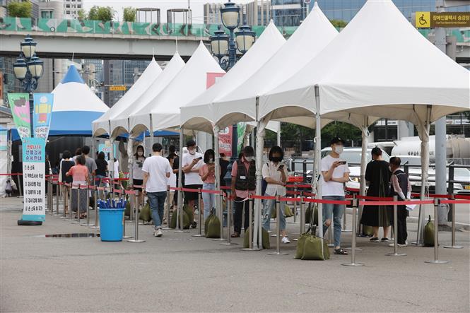 Người dân xếp hàng chờ xét nghiệm COVID-19 tại Seoul, Hàn Quốc, ngày 8/8/2021. Ảnh: Yonhap/TTXVN