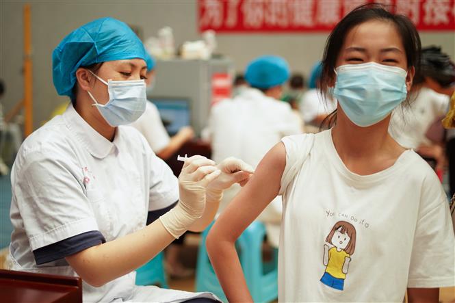 Nhân viên y tế tiêm vaccine phòng COVID-19 cho người dân tại huyện Đan Trại, tỉnh Quý Châu, Trung Quốc ngày 12/8/2021. Ảnh: THX/TTXVN