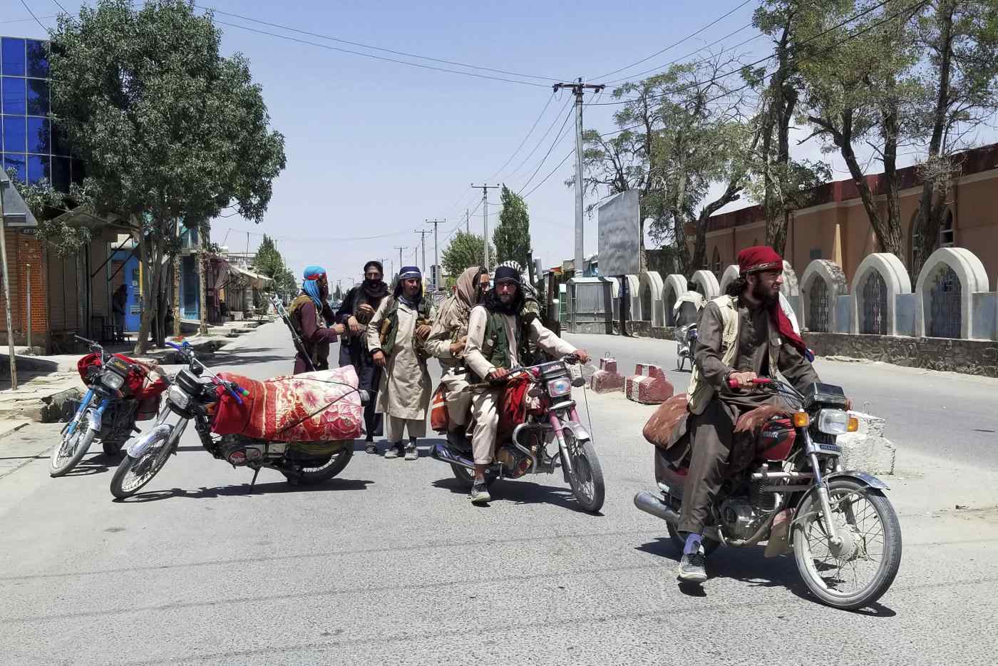 Lực lượng Taliban có mặt trên đường phố Ghazni sau khi chiếm được thành phố này. Ghazni cách thủ đô Kabul chỉ khoảng 150km. 				      Ảnh: AP