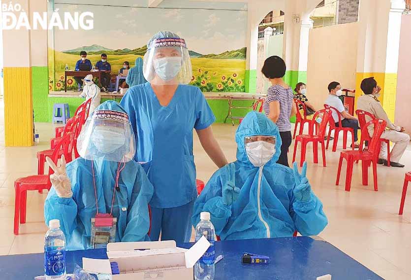 Sinh viên tình nguyện viên tại Trạm Y tế phường Nại Hiên Đông (quận Sơn Trà) hỗ trợ thăm khám ban đầu và chuyển tuyến cho bệnh nhân.