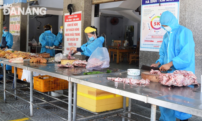 Các đơn vị, hộ kinh doanh thịt heo đã gia tăng công suất hoạt động để phục vụ nhu cầu tích trữ thịt trong 7 ngày của người dân. Ảnh: HOÀNG HIỆP