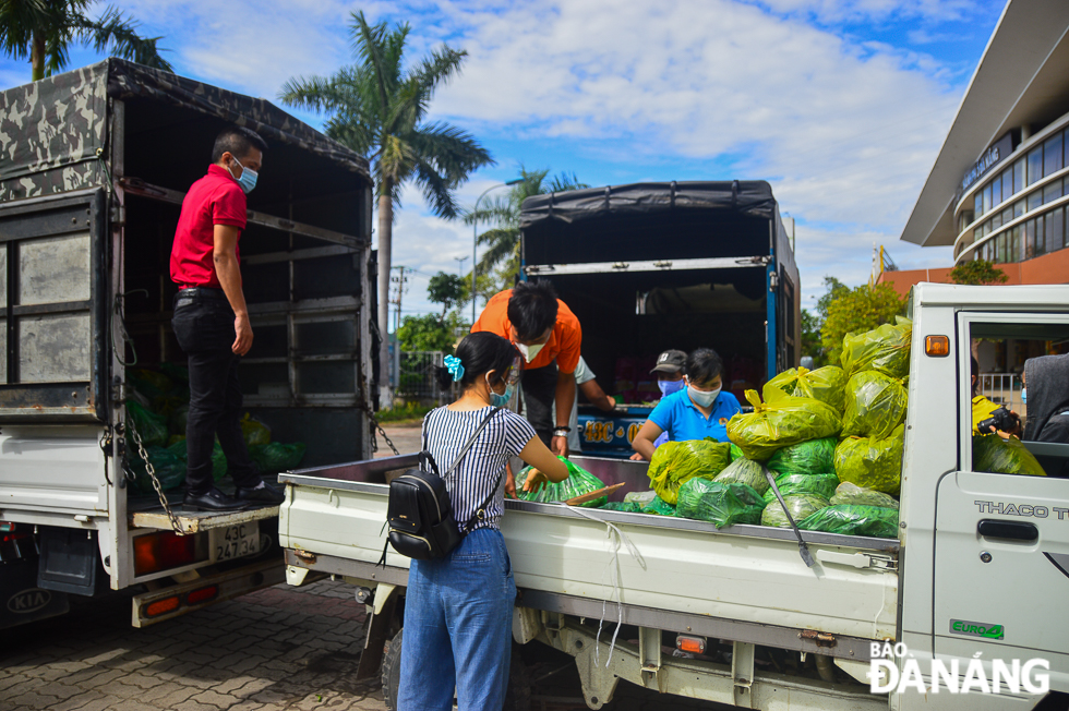 Volunteer trucks are on mission to offer necessities to people in difficult circumstances, workers and labourers citywide.