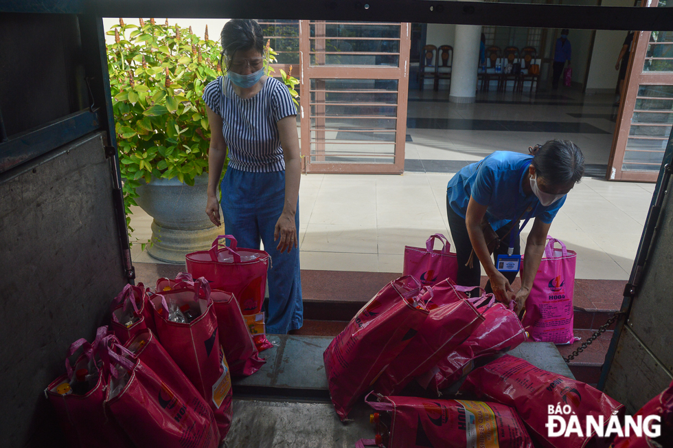 From early in the morning, the volunteers of the programme ‘The delivery of zero- VND Gifts - Love connection’ are present at the Da Nang Labour Culture House to uploading relief goods onto the vehicles