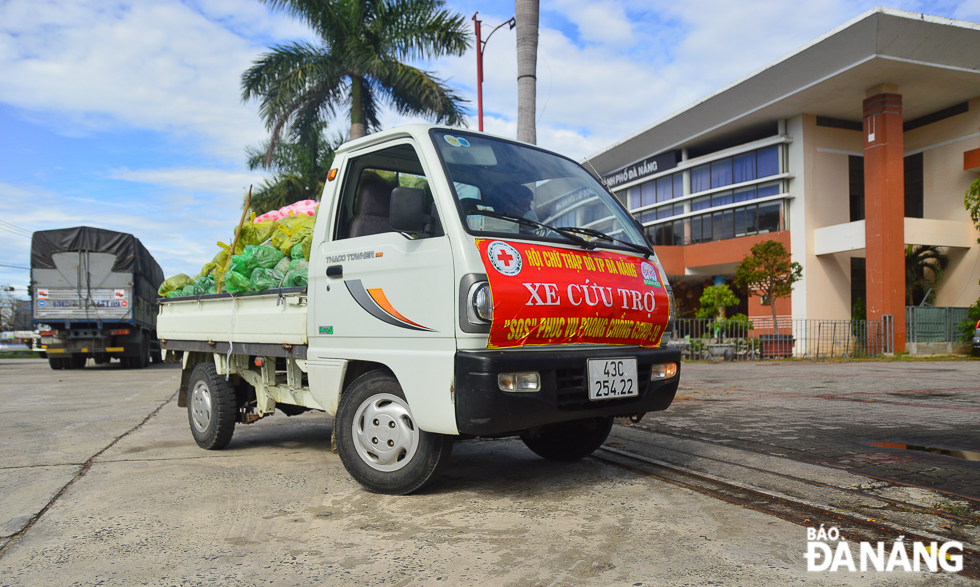 A relief truck operated by the municipal Red Cross Society transports fruit and vegetables, purchased from Hoa Vang District to the city's Labour Culture House. Here, goods are divided according to specific quantities for each district before the delivery to the needy.