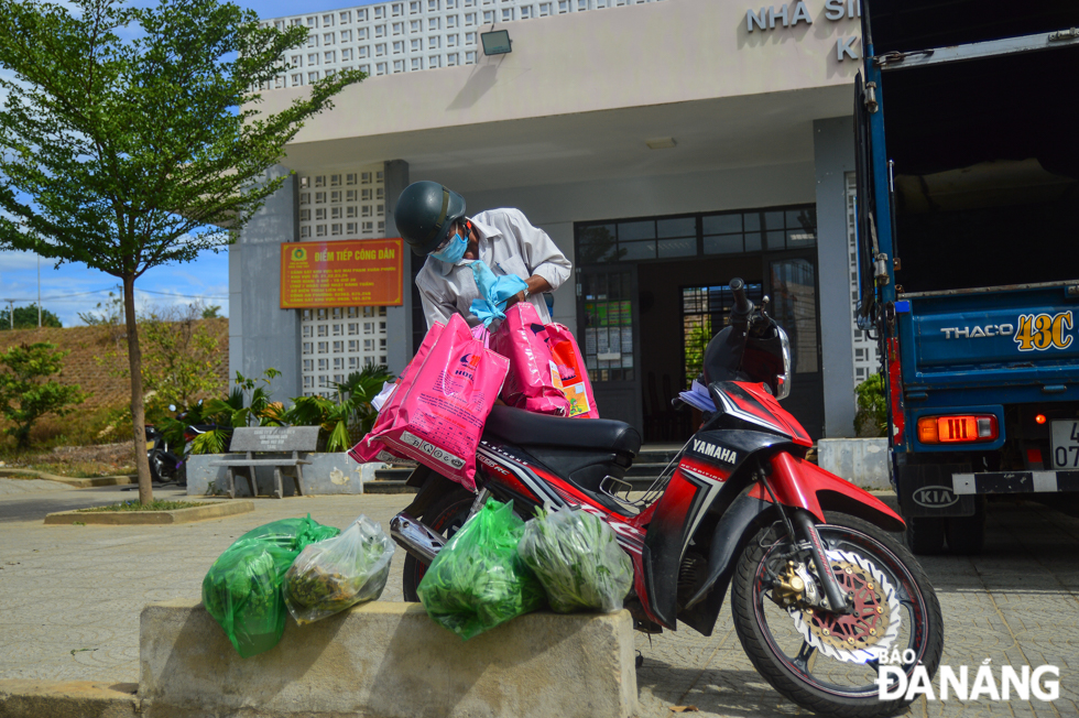 A volunteer in Hoa Tho Tay Ward, Cam Le District is seen delivering gifts to workers in rental houses.