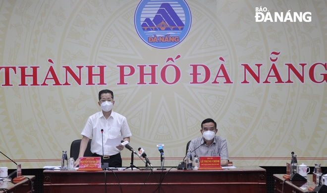 Bí thư Thành ủy Nguyễn Văn Quảng (bìa trái) phát biểu chỉ đạo tại cuộc họp chiều 14-8. Ảnh: LÊ HÙNG