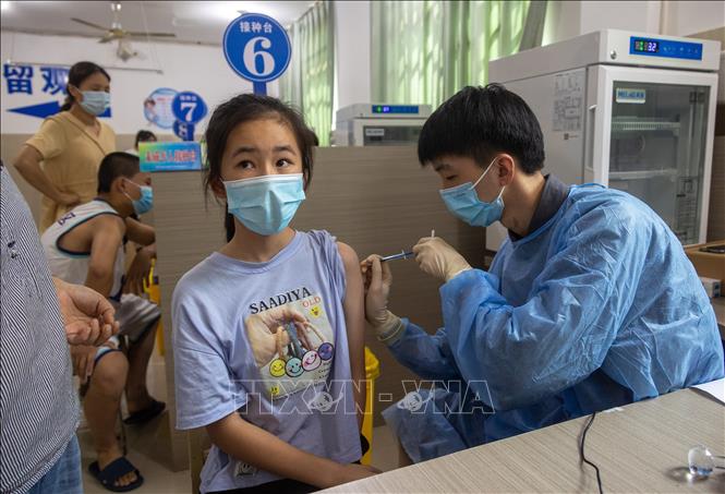 Tiêm vaccine Covid-19 cho người dân tại tỉnh Chiết Giang, Trung Quốc ngày 12-8-2021. Ảnh: THX/TTXVN