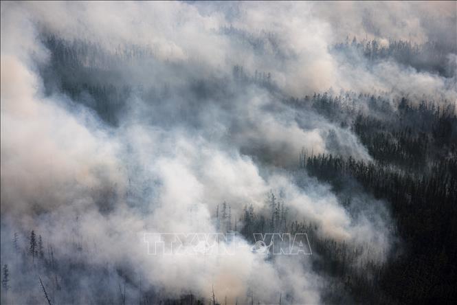 Khói bốc lên từ các đám cháy rừng tại Sakha, Siberia, Nga, ngày 27-7-2021. Ảnh: AFP/TTXVN