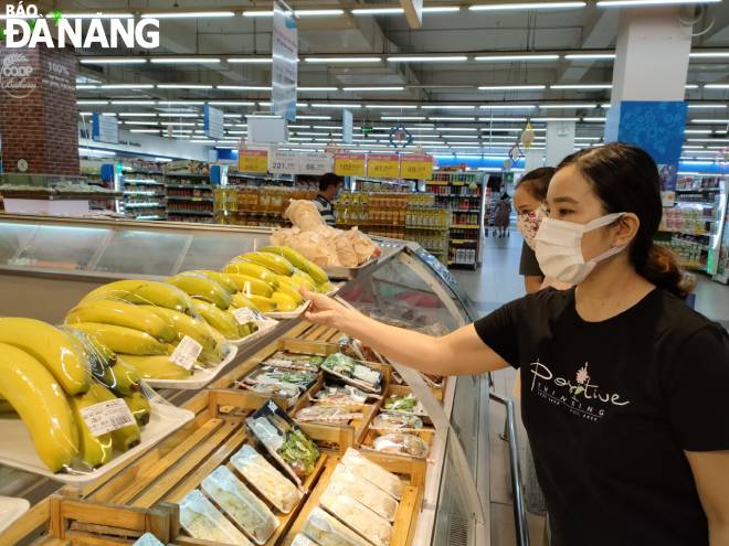 Most supermarkets are ready to stock abundant sources to serve residents in the coming days. Photo taken at Co.op Mart Da Nang by QUYNH TRANG