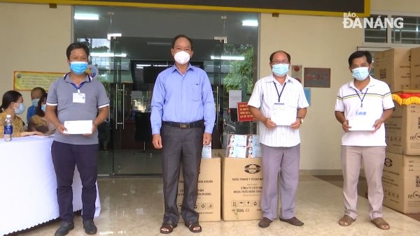 Vice Chairman of VFF Da Nang Duong Dinh Lieu (second, left) presents gifts to difficult circumstances of the residential areas-based Fatherland Front members, August 14, 2021. Photo: N. QUANG