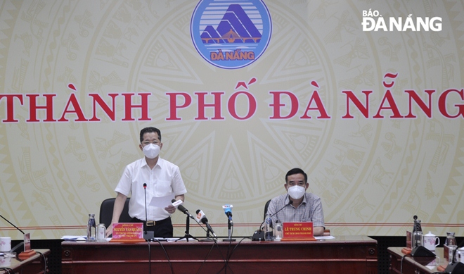 Secretary Quang (left) said on Saturday’s meeting that Da Nang is determined to take the most drastic action to tackle rising cases by the highly contagious delta variant. August 14. Photo: LE HUNG