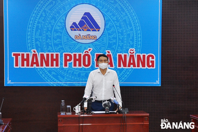 Vice Chairman Ho Ky Minh chaired a press conference to announce new restrictions which will start to come into force in Da Nang at 8am on August 16.  Photo: LE HUNG