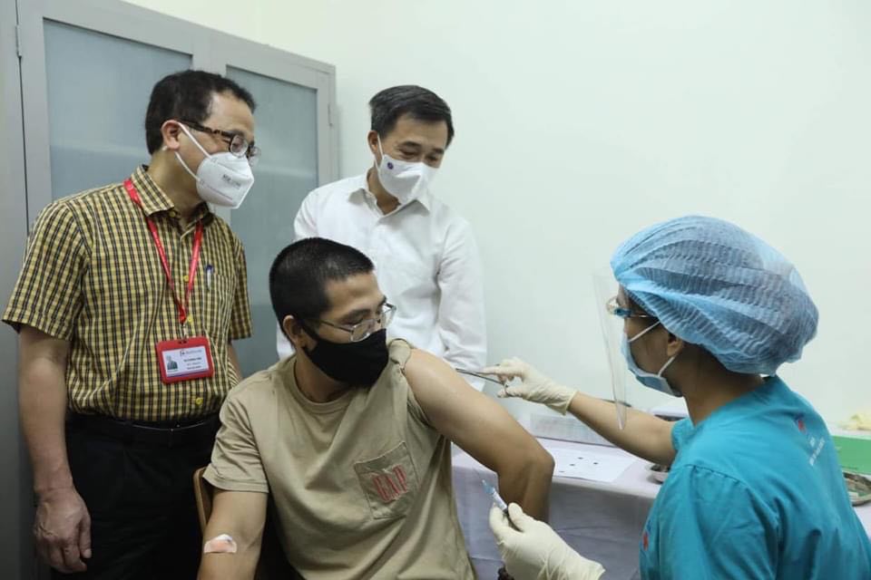 GS.TS Trần Văn Thuấn và GS.TS Tạ Thành Văn chứng kiến mũi tiêm thử nghiệm cho tình nguyện viên đầu tiên. Ảnh: VGP/Nguyễn Quyết