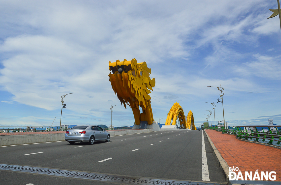 There is just a few of vehicles on Rong (Dragon) Bridge