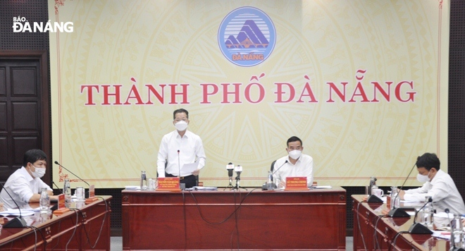 Bí thư Thành ủy Nguyễn Văn Quảng (thứ 2, trái sang) phát biểu chỉ đạo tại cuộc họp chiều 15-8. Ảnh: LÊ HÙNG