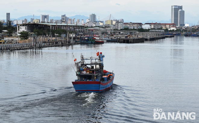 Một tàu cá được tạo điều kiện, cho phép vào cảng cá Thọ Quang trong thời gian cảng cá này bị phong tỏa để thực hiện công tác phòng, chống Covid-19. Ảnh: HOÀNG HIỆP