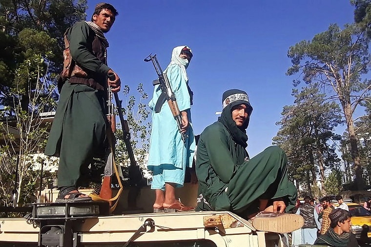 Các tay súng Taliban trên đường tiến vào Kabul ngày 14/8/2021. Ảnh: AFP