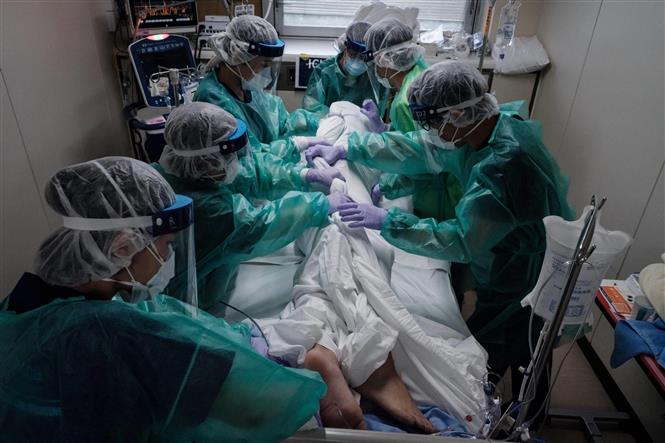 Nhân viên y tế điều trị cho bệnh nhân COVID-19 tại một bệnh viện ở Yokohama, Nhật Bản ngày 8/8/2021. Ảnh: AFP/TTXV
