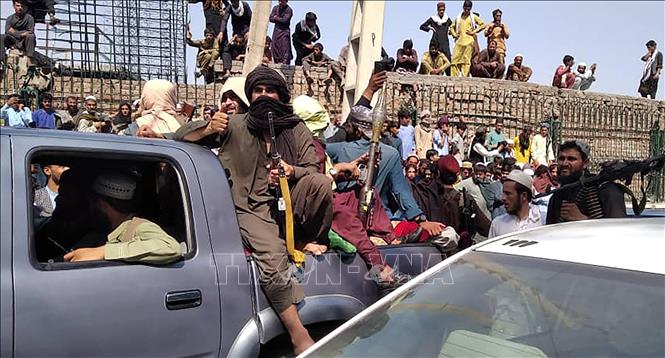 Các tay súng Taliban trên một đường phố ở tỉnh Jalalabad, Afghanistan, ngày 15/8/2021. Ảnh: AFP/TTXVN