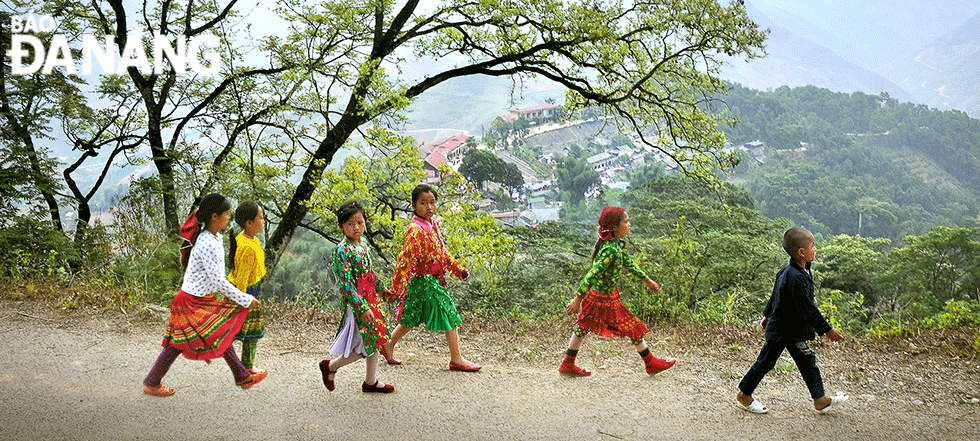 -H'mong girls with rosy cheeks are eager to dress up and go to the festival on the sunny village roads.