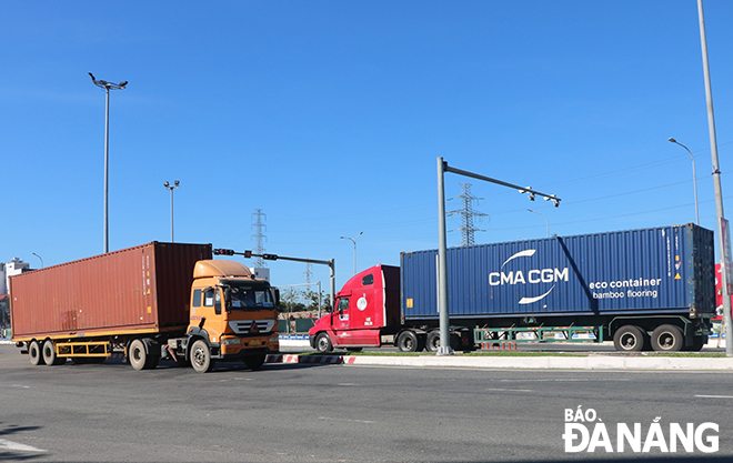 Các xe Container chạy trên tuyến đường Ngũ Hành Sơn - Ngô Quyền trong sáng 16-8. Ảnh: VĂN HOÀNG