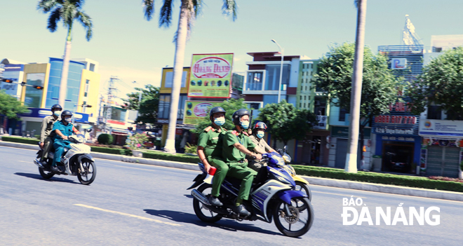 Công an quận Thanh Khê tuần tra trên đường Điện Biên Phủ.