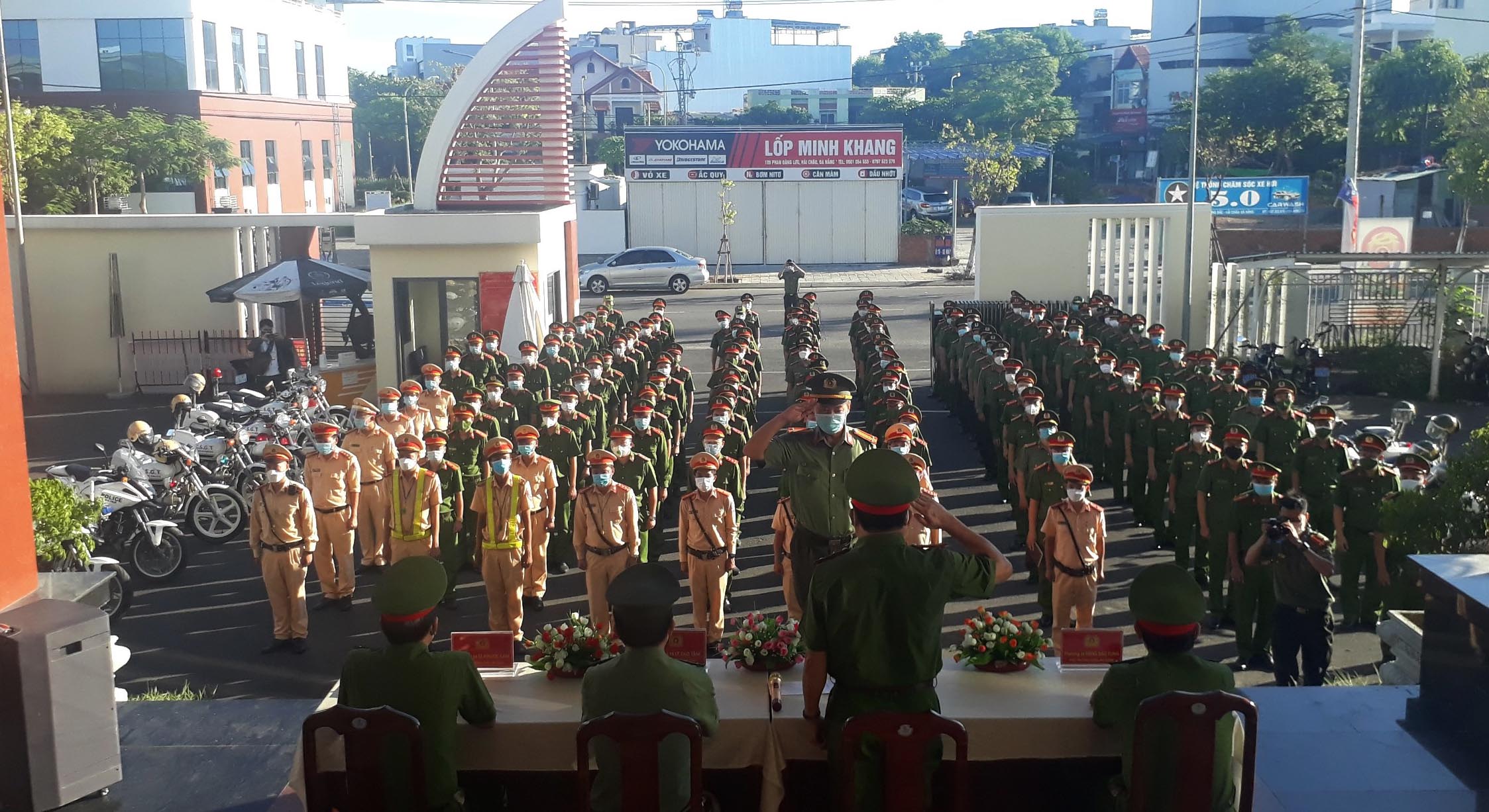 The Hai Chau District Police-deployed troops are ready to start patrolling for coronavirus prevention and control, August 16, 2021