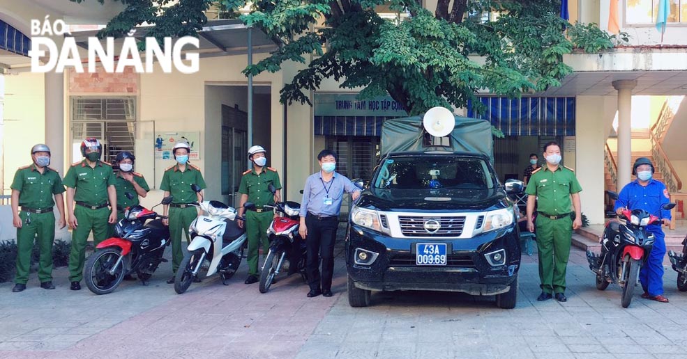 Hoa Vang District Police are on track to promote the publicity on the stay-at-home order amongst the public.  