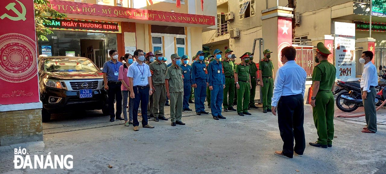 Staff of the Thanh Khe Dong Ward People's Committee in Thanh Khe District are ready to fulfil their pandemic containment missions 