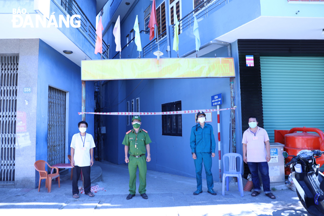 Đại úy Trương Công Đạt, Cảnh sát khu vực phường Thanh Khê Đông bám sát cơ sở cùng nhân dân chống dịch. Ảnh: NGỌC PHÚ