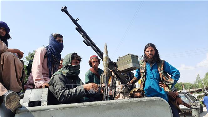 Lực lượng Taliban tại thủ phủ Mehtarlam, tỉnh Laghman, Afghanistan ngày 15/8/2021. Ảnh: THX/TTXVN