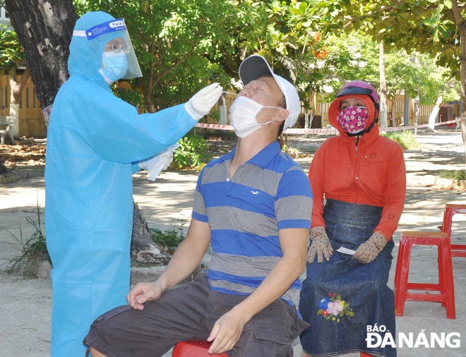 Da Nang functional agencies conduct a mass testing campaign, the so-called “One door-one test” drive, August 16, 2021 Photo: LE HUNG