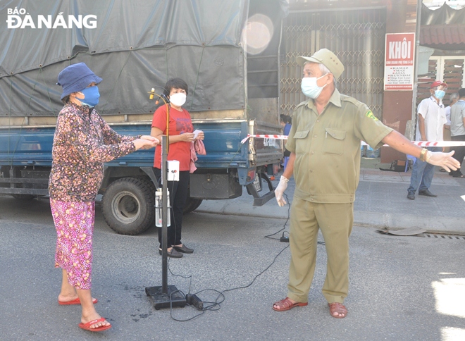 Thanks to the proper division of locals into small groups with sampling sessions conducted from 20 - 30 minutes apart, no crowded situation is reported and the physically distancing order during the sampling is ensured, August 16, 2021 Photo: LE HUNG