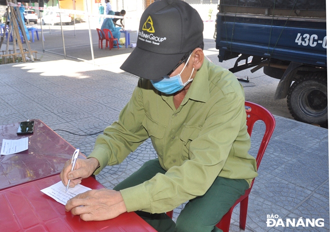 Each resident who is about to has swab samples taken for COVID-19 testing must clearly fill out all personal information on the declaration form, August 16, 2021 Photo: LE HUNG