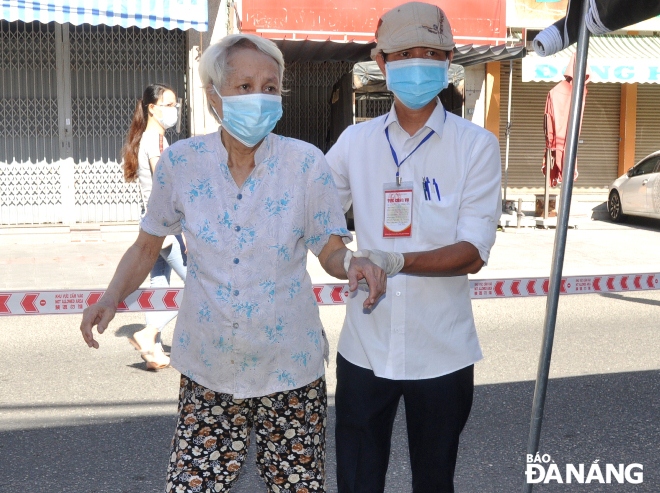 The elderly are given the priority to have their samples collected first, August 16, 2021 Photo: LE HUNG