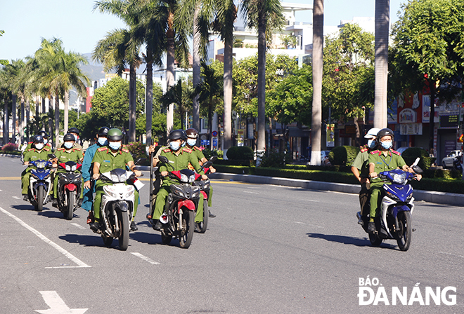 Thanh Khe District police patrolling on the streets on Monday morning to intensify new restrictions. Photo: XUAN DUNG