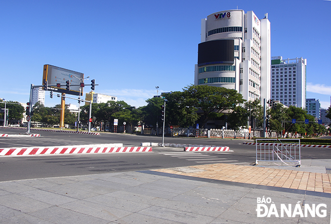 The intersection west of Dragon Bridge is empty of traffic. Photo: SPRING DUONG