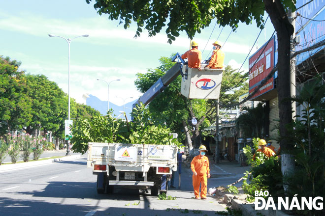 Electricity of Lien Chieu district carried out troubleshooting after receiving feedback from people. Photo: TRUNG HUNG