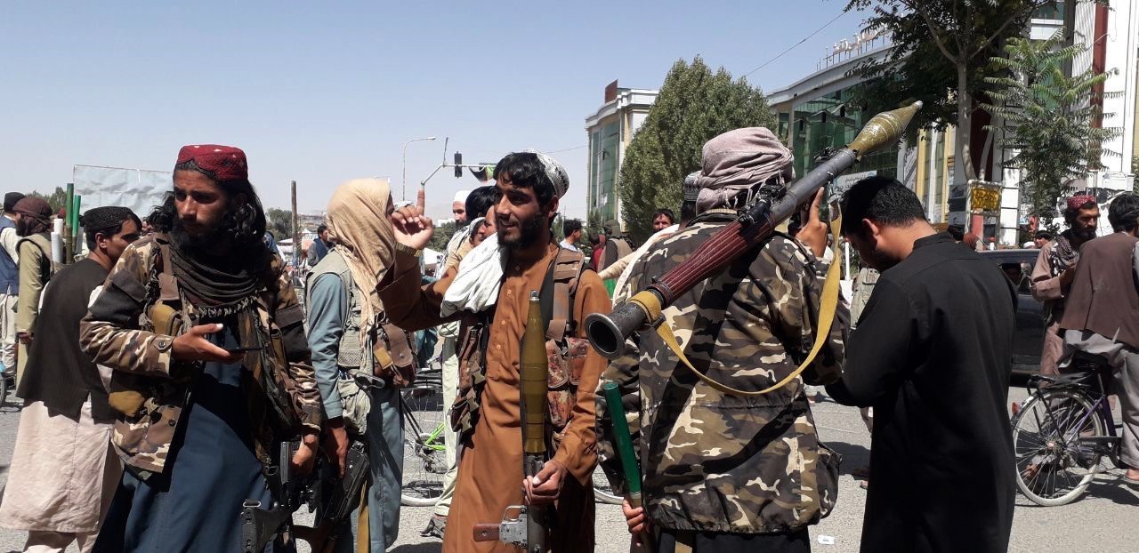 Các tay súng Taliban tại thành phố Ghazni, Afghanistan, ngày 12/8/2021. Ảnh: THX/TTXVN