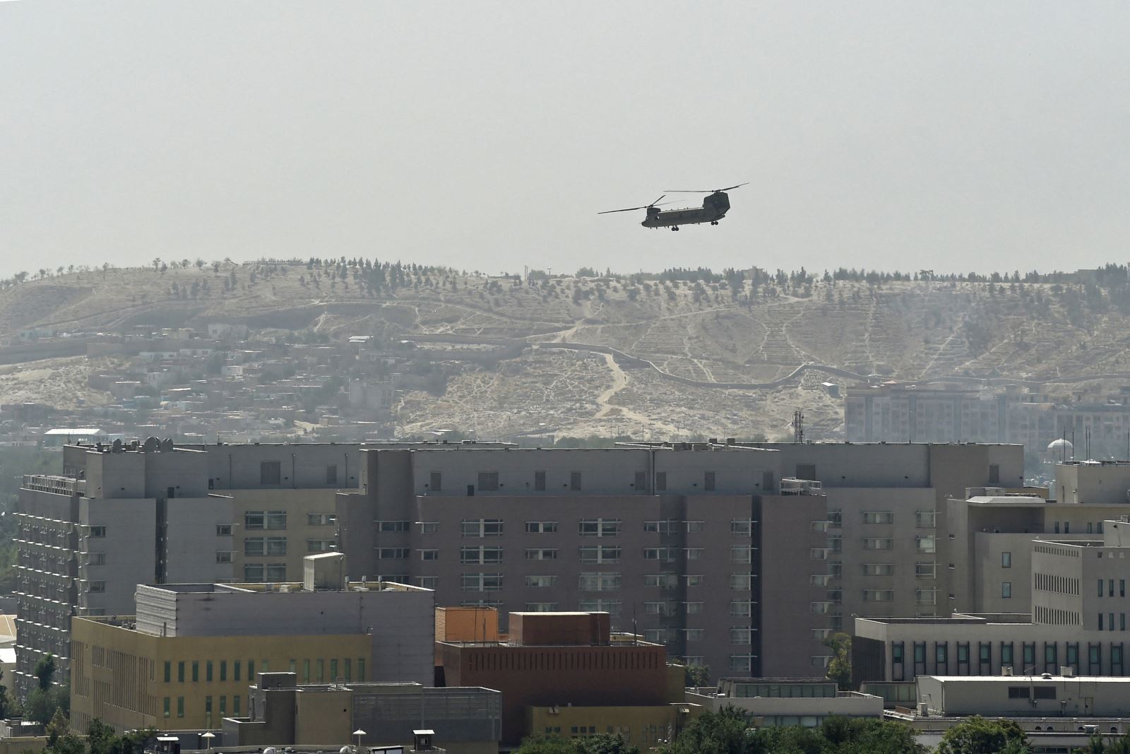 Máy bay quân sự Mỹ bay trên Đại sứ quán Mỹ ở thủ đô Kabul ngày 15/8/2021. Ảnh: AFP/TTXVN