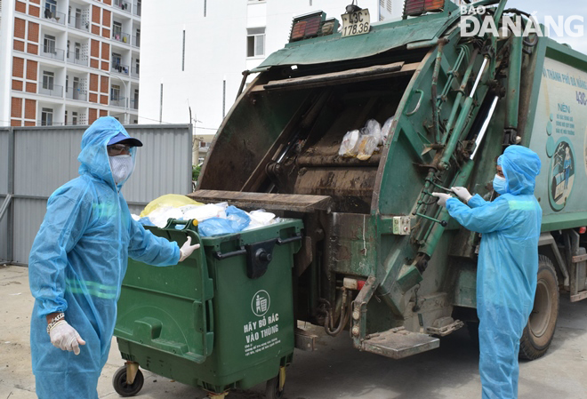 Công nhân vẫn thực hiện nhiệm vụ vệ sinh môi trường trong 7 ngày 