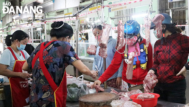 Nhiều hộ gia đình đã mua thực phẩm cho 7 ngày ở nhà (ảnh chụp tại chợ Đống Đa trước thời điểm Đà Nẵng tạm ngừng mọi hoạt động trong 7 ngày). Ảnh: VĂN HOÀNG