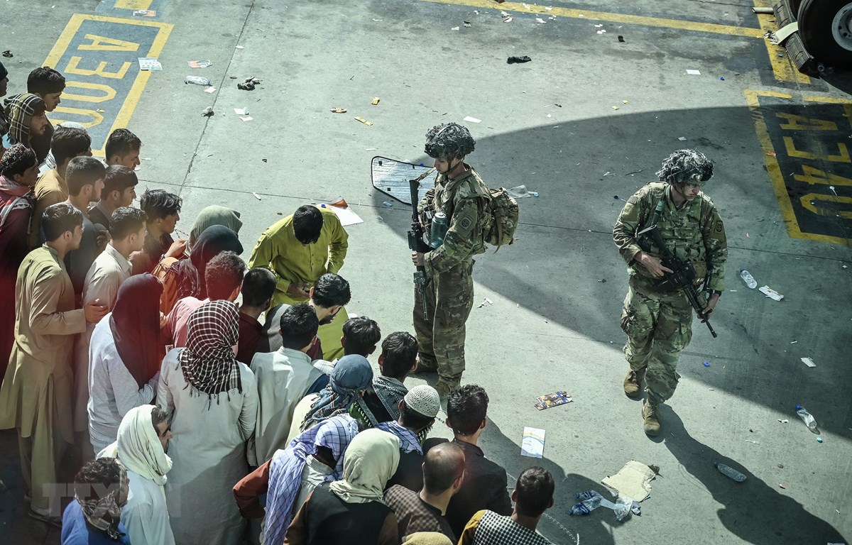 Binh sỹ Mỹ gác tại sân bay quốc tế ở Kabul, ngày 16/8. (Ảnh: AFP/TTXVN)