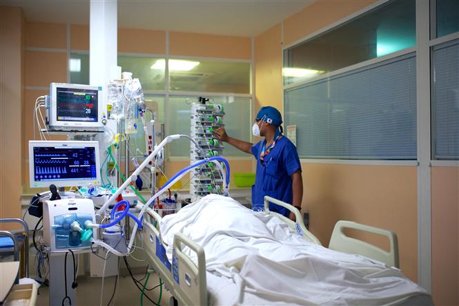 Nhân viên y tế điều trị cho bệnh nhân COVID-19 tại một bệnh viện ở Pointe-a-Pitre, Pháp ngày 6/8/2021. Ảnh: AFP/TTXVN